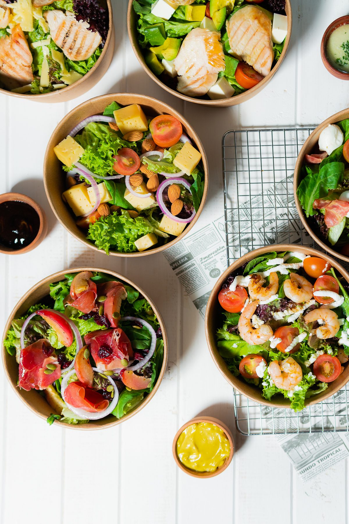 Ensaladas con ingredientes frescos preparadas a solicitud