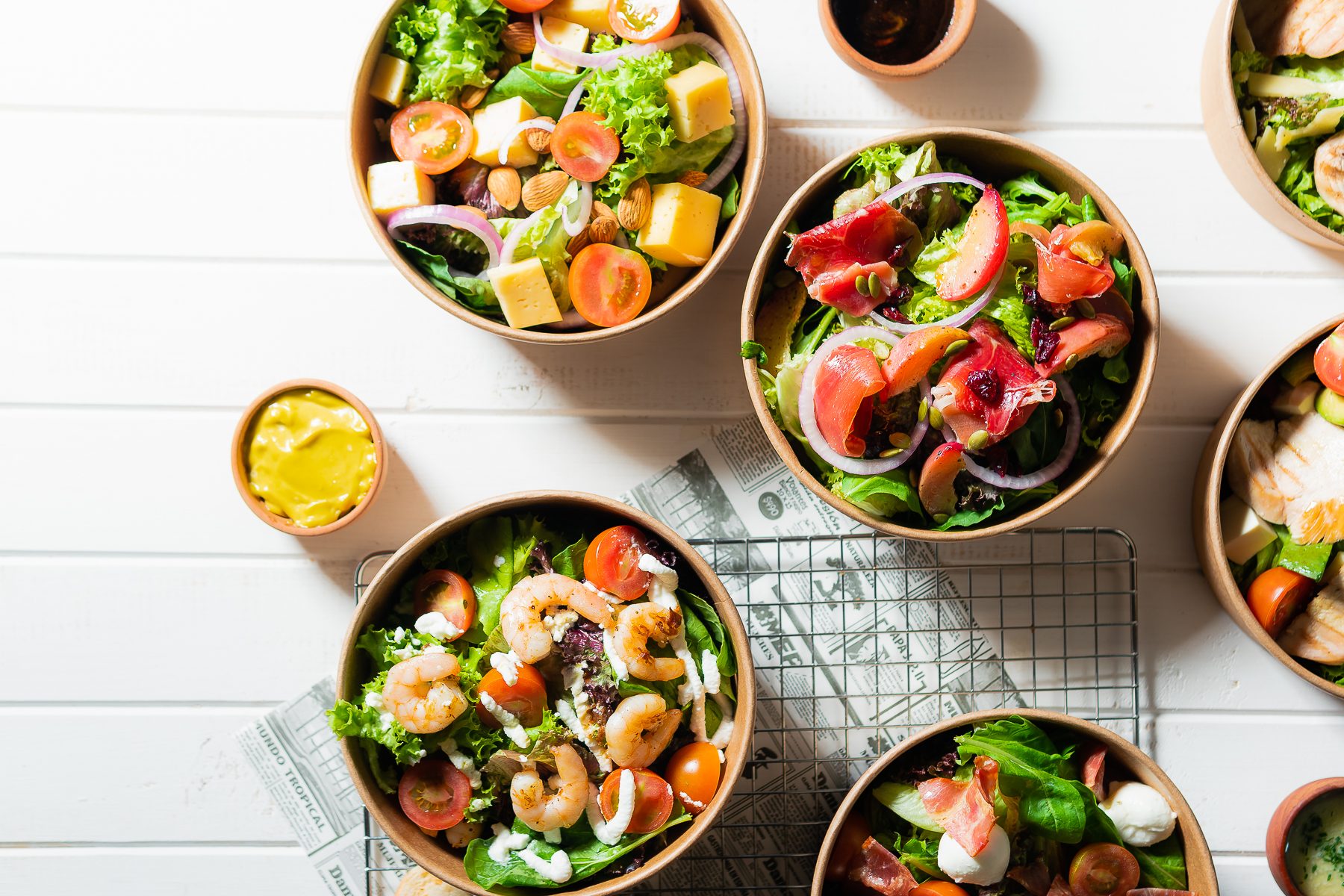 Variedad de ensaladas preparadas por Ración de Marcha